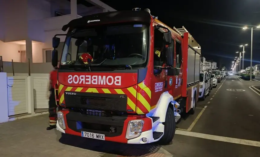 Momento en el que los bomberos terminaron con su trabajo en la casa de Playa Honda