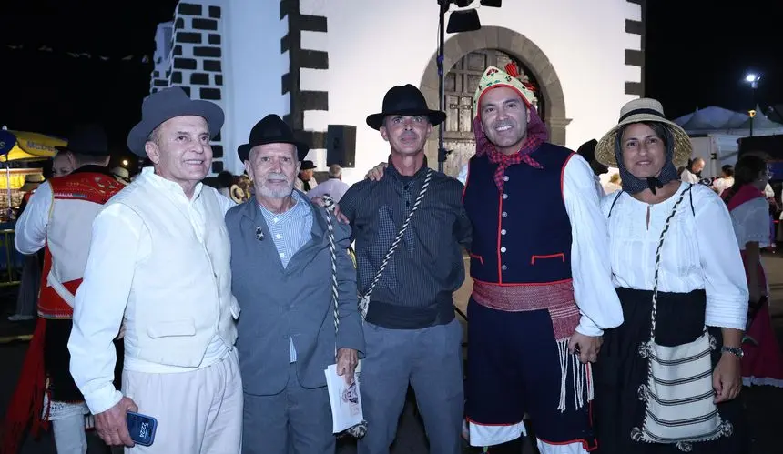 El presidente del Cabildo en la puerta de entrada a la ermita de Mancha Blanca con el alcalde de Tinajo, Francisco José Navarro, su hijo y su nuera