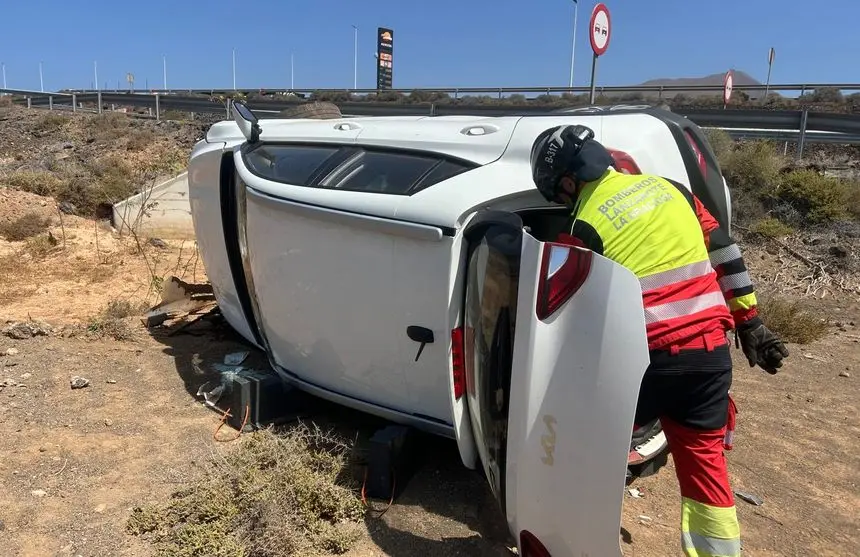 Momento de la llegada de los bomberos al vehículo siniestrado