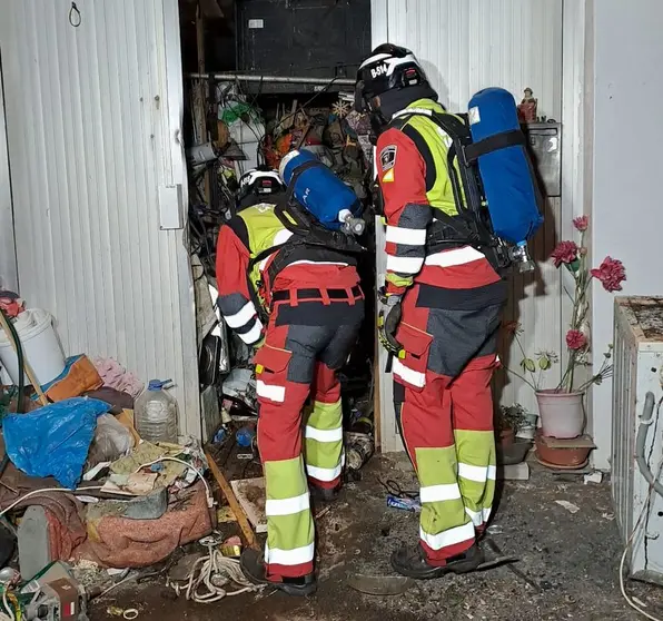 Instante en el que entraban los bomberos en el lugar en el que apareció el cadáver