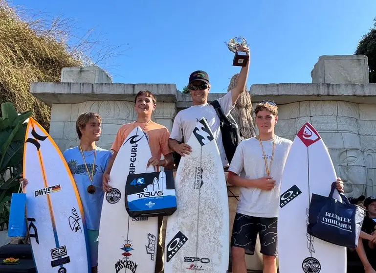 El joven surfista lanzaroteño en lo más alto del podio