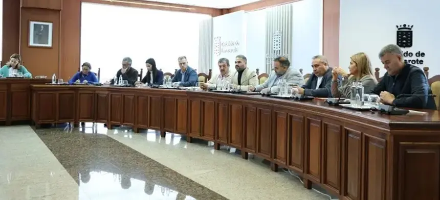 Integrantes del Gobierno local en un pleno del Cabildo.