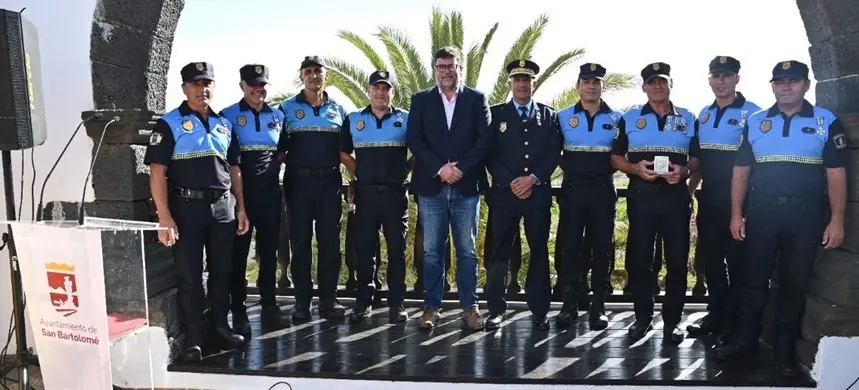 Un grupo de agentes de la Policía Local de San Bartolomé junto al alcalde Isidro Pérez.