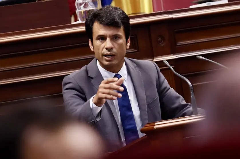 Marcos Bergaz en el parlamento canario.