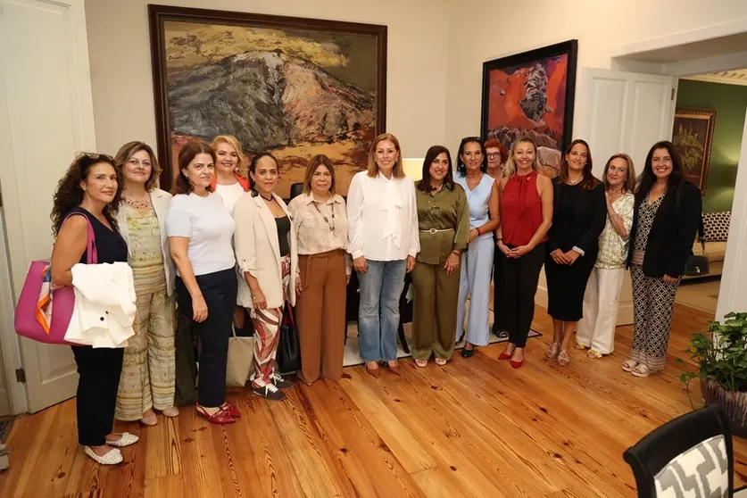 Astrid Pérez en el Parlamento junto a la Asociación ASEME para fortalecer el papel de la mujer empresaria en Canarias.