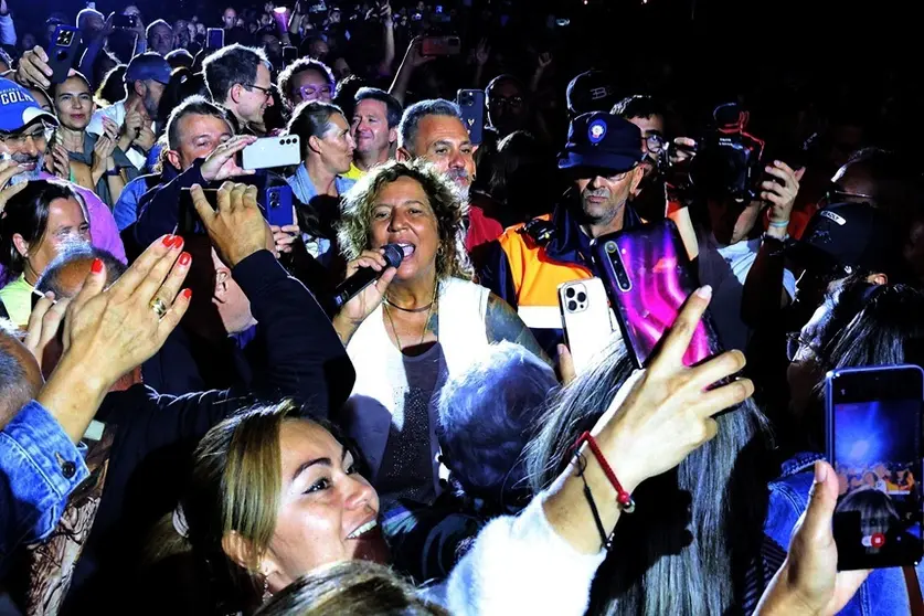 Rosana entre los asistentes al concierto de Los Dolores.