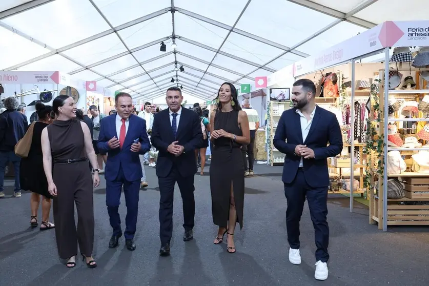 Migdalia Machín, Jesús Machín, Oswaldo Betancort, Aroa Revelo y Jesús Machín Tavio en la feria de artesania.