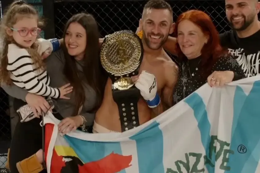 Hecher Sosa con la bandera de Lanzarote.