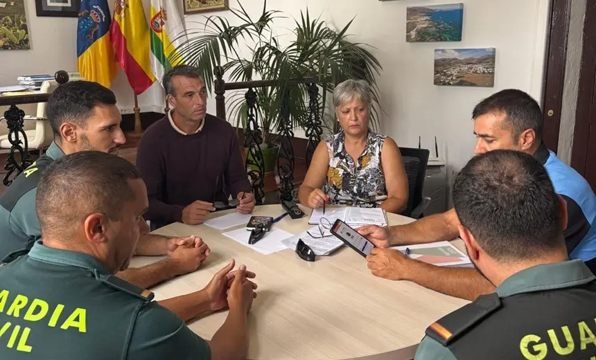 Alfredo Villalba y Nuria Acuña junto al operativo de coordinación y colaboración con la Comandancia de la Guardia Civil de Las Palmas.