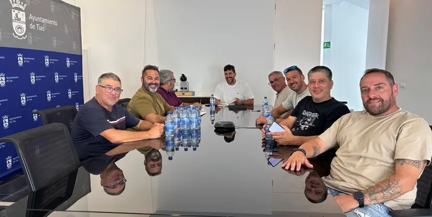 Encuentro de Ismael Cruz con los representantes y directivos de Conil, La Asomada, Veteranos del Sporting Tías, Puerto del Carmen, Atlético Tíense y Masdache