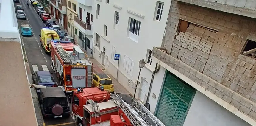 Los bomberos tuvieron que bloquear la calle para llevar su compleja acción con éxito