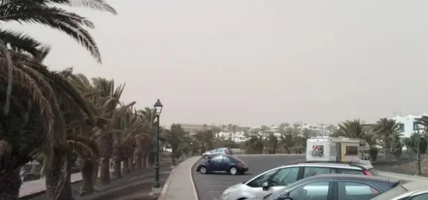 Imagen de cómo afecta la calima a Lanzarote también en días de calor como los que se están padeciendo. 