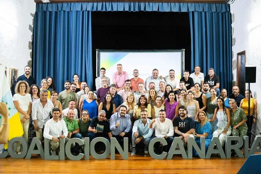 Foto de familia de CC tras la Asamblea de elección del secretario Local de Teguise.