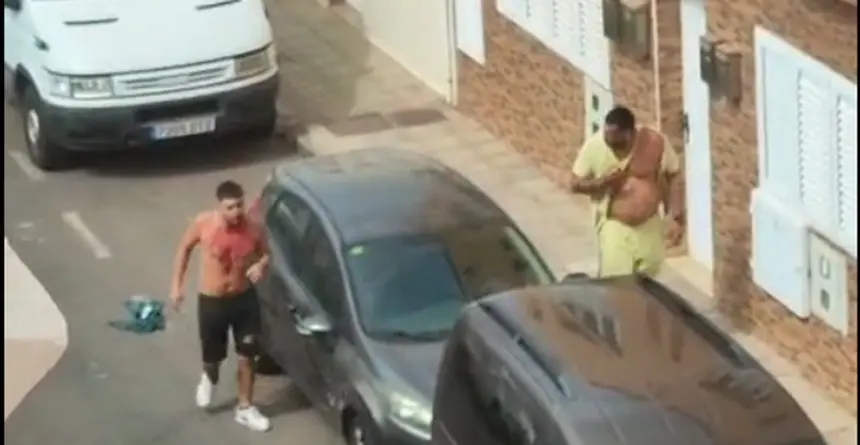 Imagen de los agresores abandonando la zona del altercado.