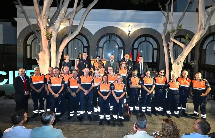 Las condecorados con las Medallas de la Ciudad de Arrecife junto al alcalde Yonathan de León, y el concejal Kevin Cortés