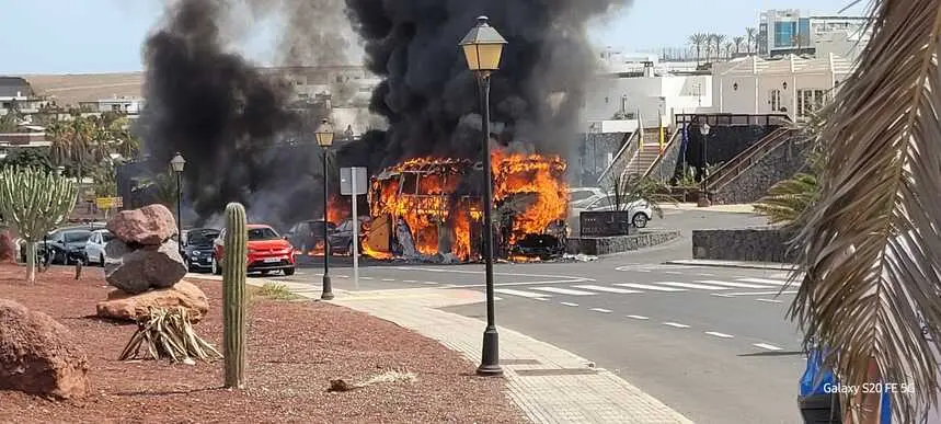 Guagua siendo consumida por las llamas en Playa Blanca.
