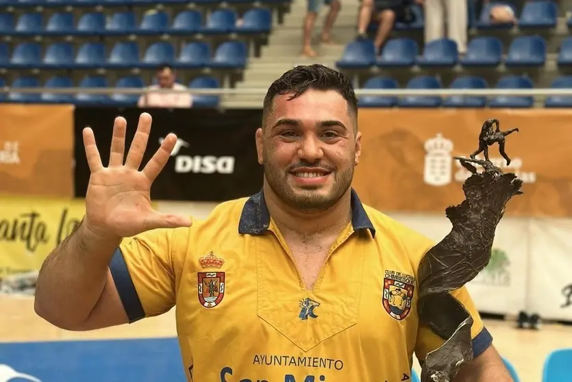 Eusebio Ledesma celebrando el título de campeón de