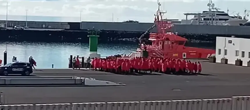 Puerto Naos se ha convertido este domingo otra vez en un lugar de constante llegada de inmigrantes.