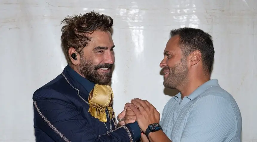 El alcalde de Arrecife con el cantante Alejandro Fernández en una imagen que utiliza el PSOE este domingo para justificar su crítica