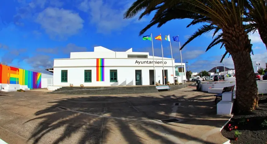 Imagen de la fachada del Ayuntamiento de Tías.