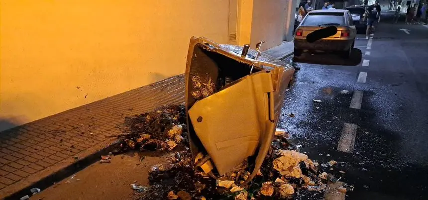 Estado en el que quedó uno de los contenedores que ha ardido este fin de semana.