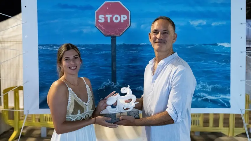 La concejala de Playas y Medio Ambiente de Arrecife, entrega el galardón a Stephan Cerf, presidente de la Asociación Lanzarote Limpia 