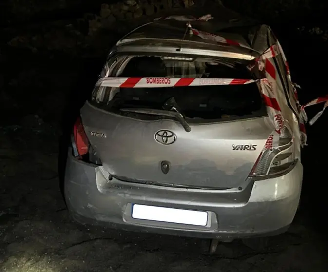 Así estaba el vehículo tras ser balizado por los bomberos.