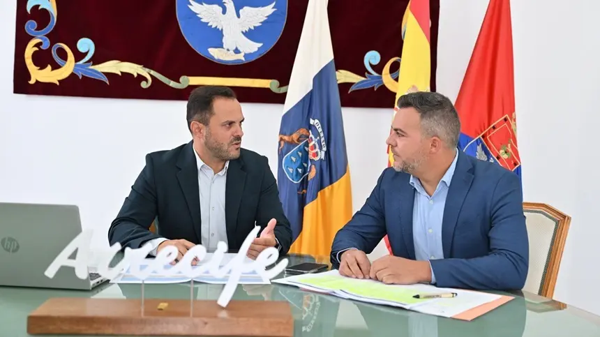 El alcalde de Arrecife, Yonathan de León, y el consejero insular de Obras Públicas, Jacobo Medina, estudian el avance de los nuevos proyectos de ámbito insular en la capital.