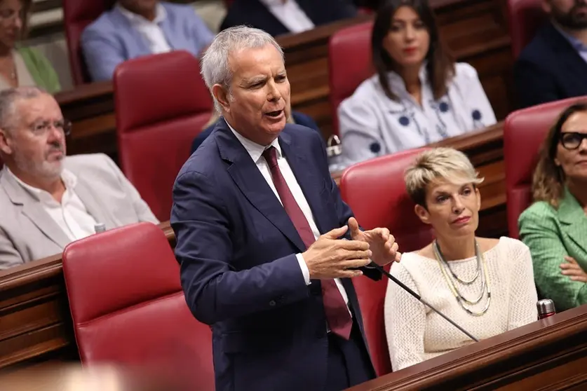 Sebastián Franquis en el Parlamento de Canarias.