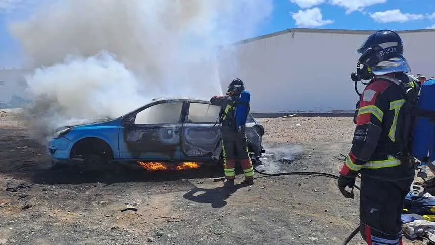 Bomberos del Consorcio de Seguridad y Emergencias apagando el fuego localizado en el vehículo.