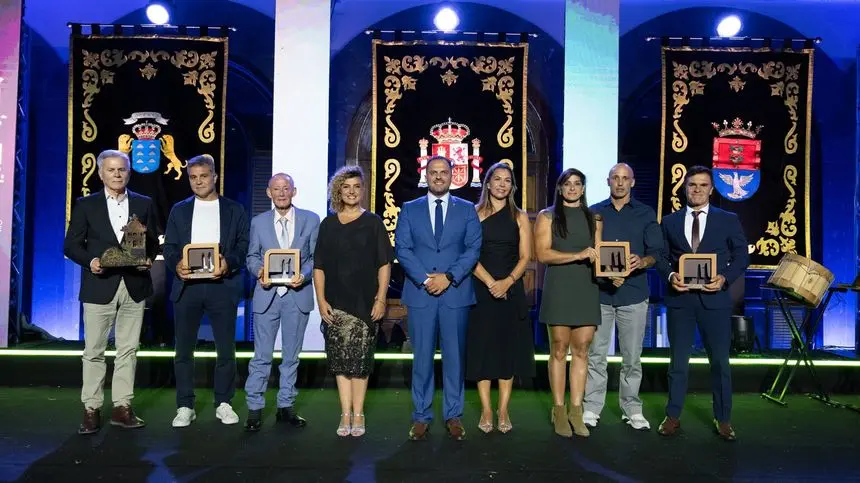 Foto de familia del alcalde de Arrecife, Yonathan de León, la concejal de Turismo, Eli Merino y la concejal de Bienestar Social, Maite Corujo, con los galardonados.
