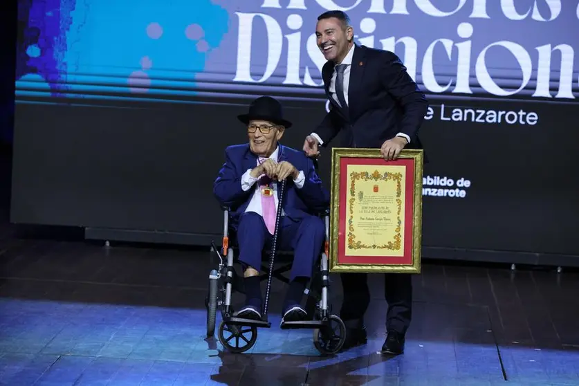 EL presidente del Cabildo de Lanzarote, Oswaldo Betancort, con Antonio Corujo.
