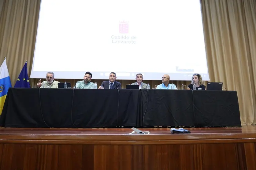 Reunión entre el presidente y el viceconsejero de Agricultura con el sector primario por la Filoxera.