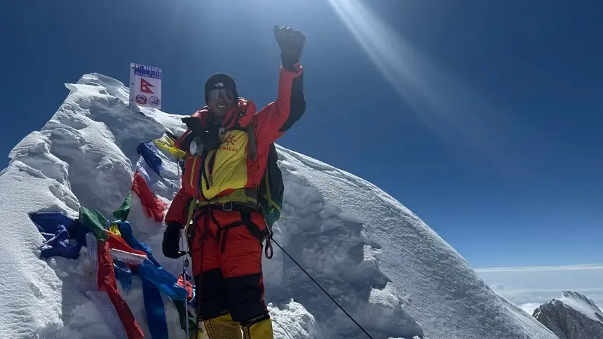 Joel Delgado en la cima del Manaslu.