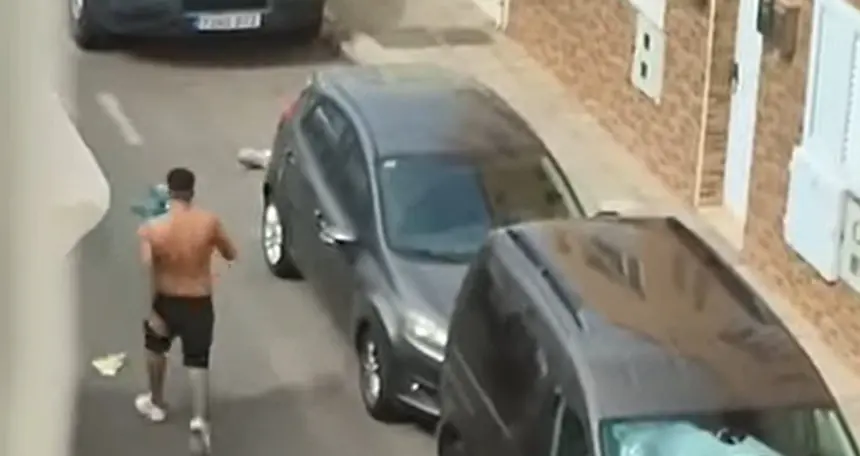 Uno de los agresores volviendo a patear a la persona que se encontraba en el suelo.
