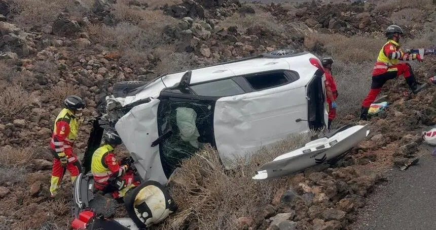 Bomberos liberando a la mujer que se encontraba dentro del vehículo.