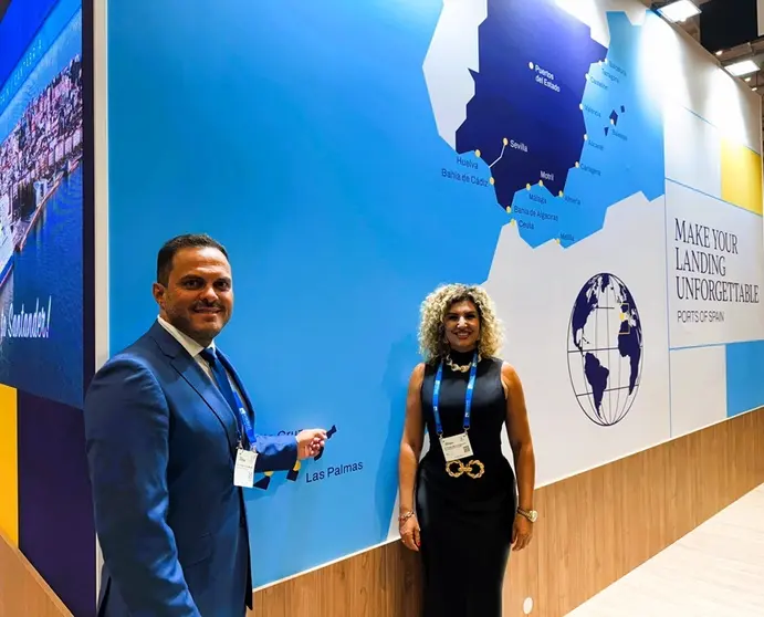 El alcade de Arrecife y la concejala de Turismo en la reciente Feria de Cruceros de Hamburgo junto al stand de Puertos del Estado. Marcando Arrecife