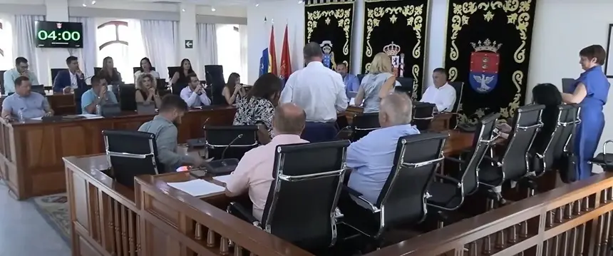 Concejales del PSOE abandonando el pleno del Ayuntamiento de Arrecife.