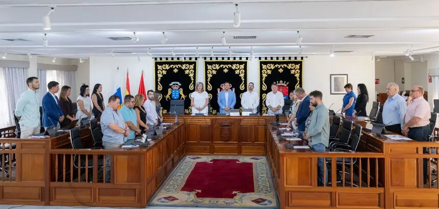 Momento de la Corporación Municipal de Arrecife a la memoria de Antonio Corujo Tejera.