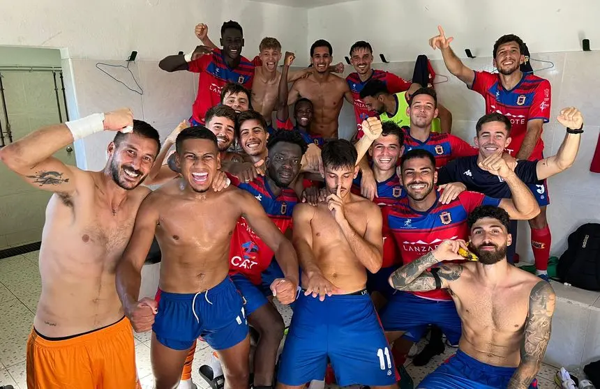 Los jugadores del equipo rojillo celebrando la importante victoria