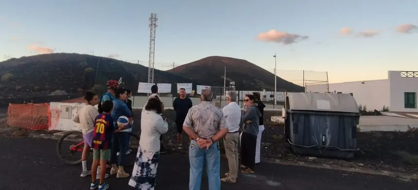 El pasado viernes se reunieron algunos vecinos en la zona para protestar por la colocación de la antena