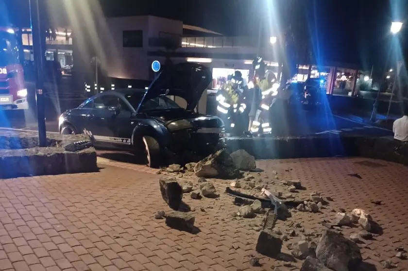 Imagen del impacto del vehículo contra el muro.