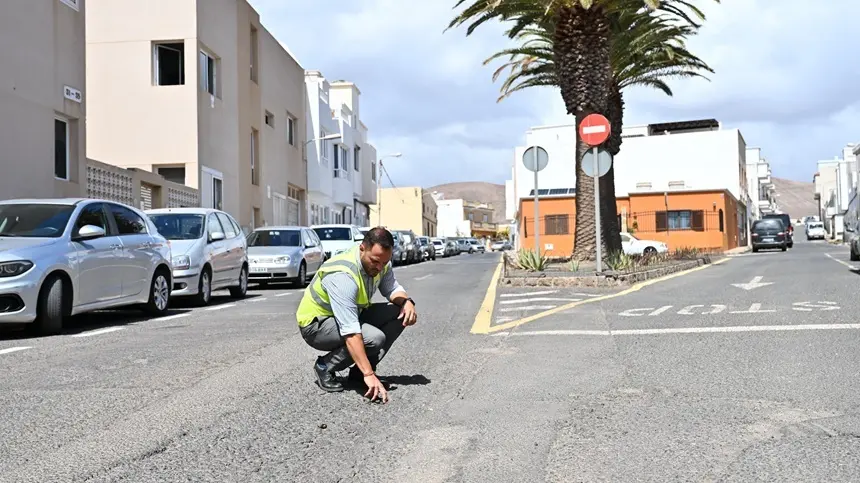 El alcalde de Arrecife en una de las calles de Argana Alta que será reasfaltada con este nuevo plan de 1.2 millones de euros.