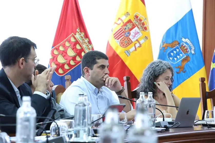 Benjamin Perdomo junto a sus compañeros en el pleno del Cabildo.
