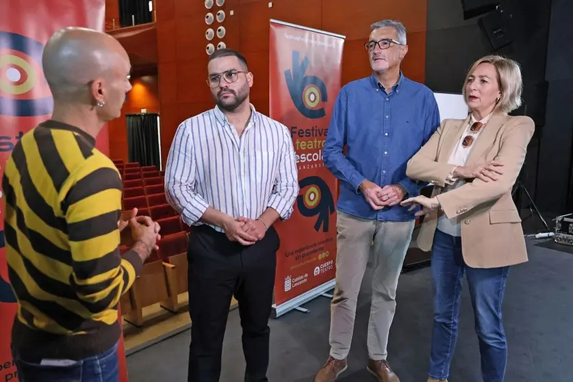 Jesús Machín en el Teatro El Salinero junto a Marci Acuña y Pepa González.