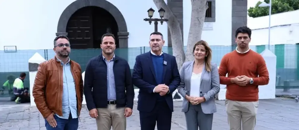 Componentes del pacto de gobierno de Arrecife y del Cabildo visitando la obra de la plaza de Las Palmas.