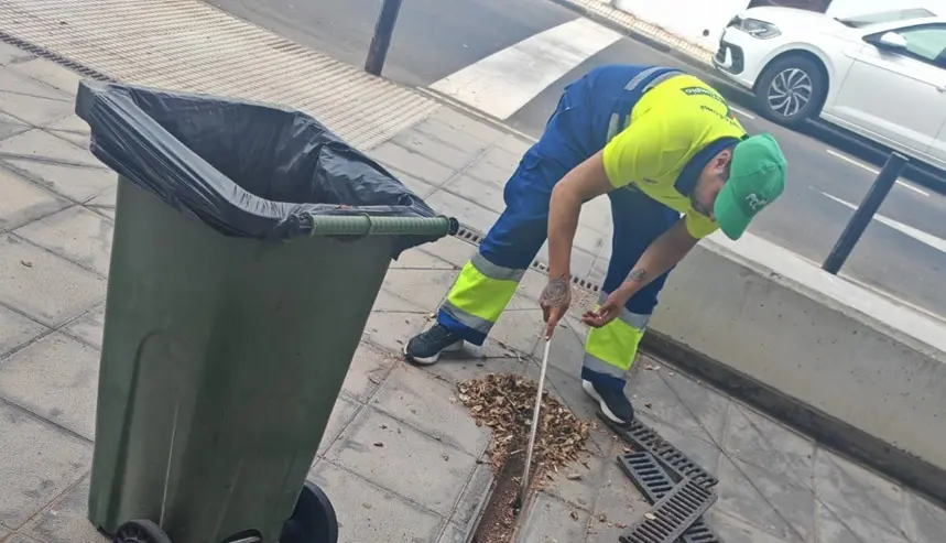 Operario del Ayuntamiento de San Bartolomé realizando las labores de limpieza.