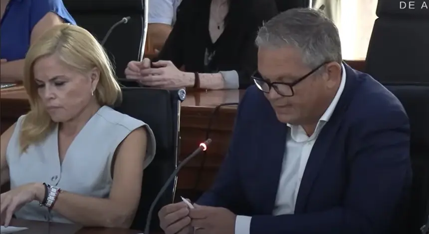 Alfredo Mendoza con su compañera Cristina Duque antes de abandonar el pleno del pasado viernes en Arrecife.