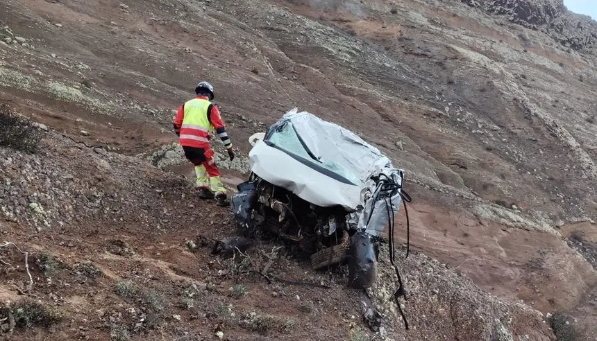 Imagen del momento de la llegada de los bomberos al lugar en el que se encontraba el vehículo despeñado