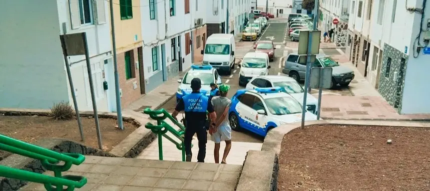 Detención de la Policía Local de Arrecife en Titerroy.